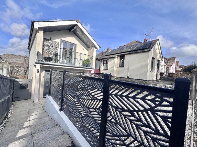 Dracaena Avenue, Falmouth