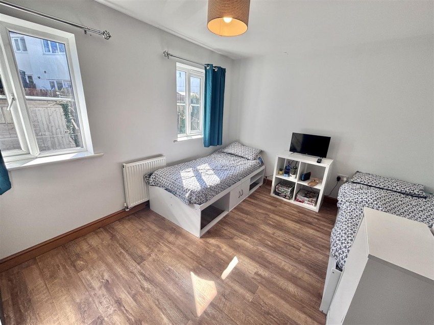 Images for Austen Close, Par